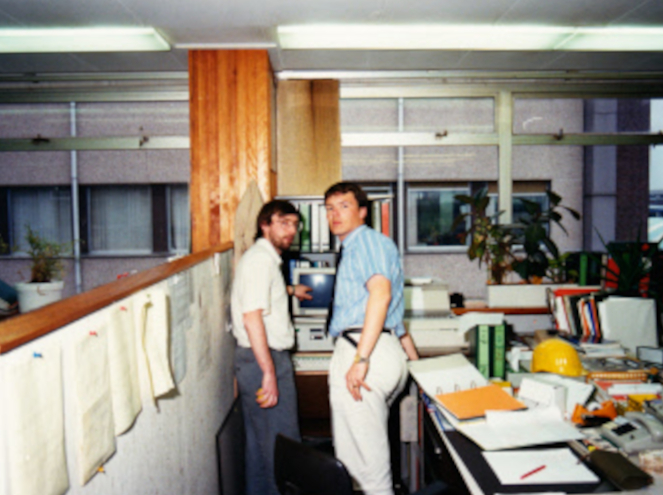 Schrik niet van dit bureau van mijn collega in de kerncentrale Borssele(1985-1990), (ze waren allemaal zo), niemand zei er iets van